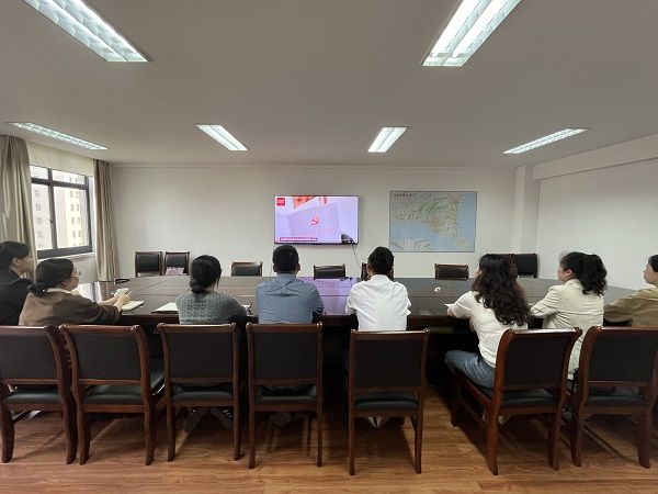 观看警示教育片.jpg